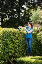 Cordless Hedge Trimmer 45cm 18V ONE+ Diamond-Ground Blade - Image 2